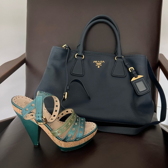 This bag is in mint condition. Purchased in 2015 and barely used. No scratches. - Picture 8 of 10